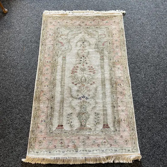 Stunning Hand Knotted Floor Rug. 160 x 92cm