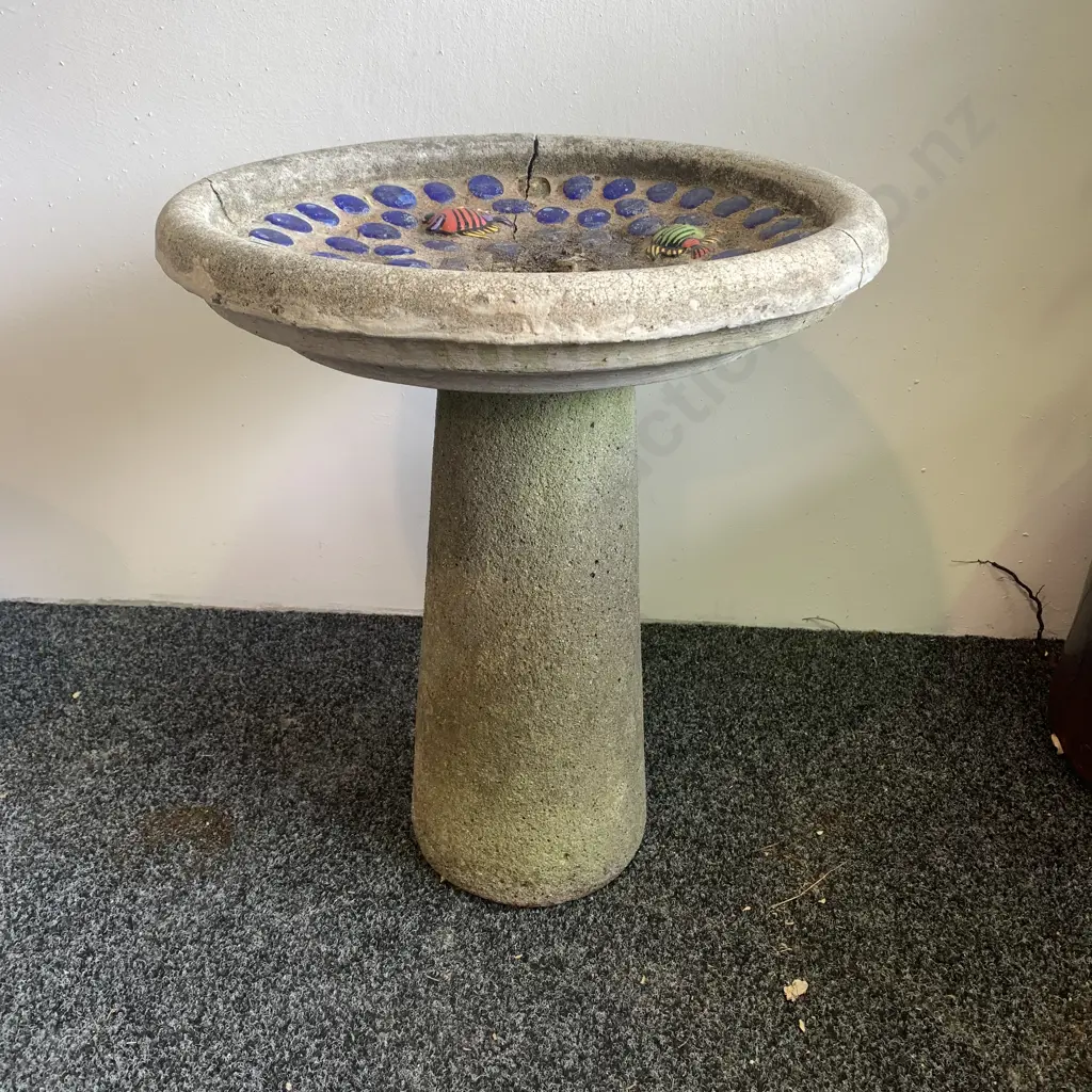 2 Piece Concrete Bird Bath with Fish Decoration Inset (af) Image 1++