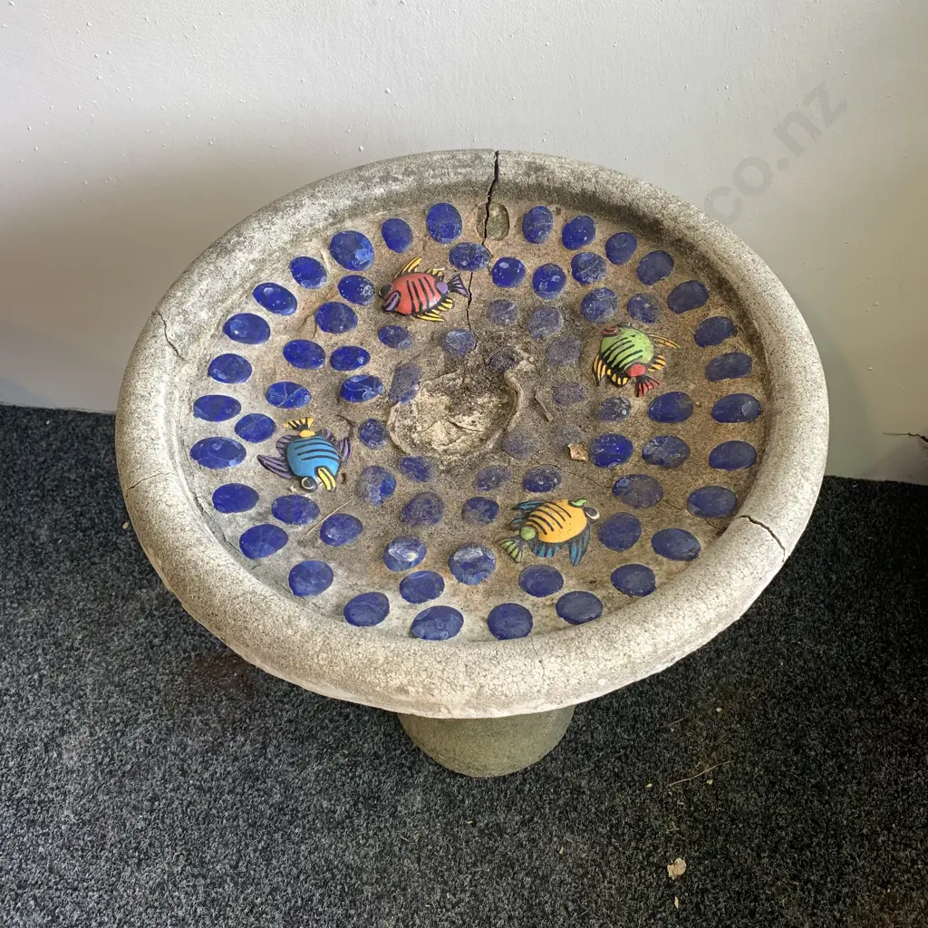 2 Piece Concrete Bird Bath with Fish Decoration Inset (af) Image 1++