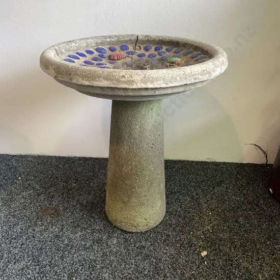 2 Piece Concrete Bird Bath with Fish Decoration Inset (af)