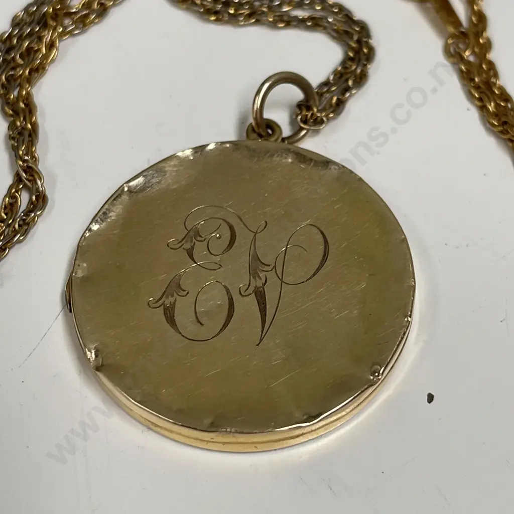 9ct Gold Circular Locket on chain. Etched detail. Image 1++