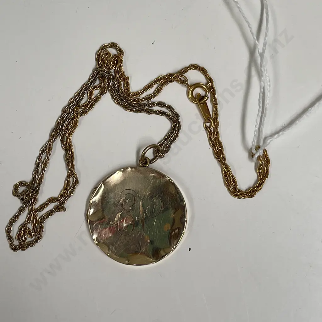 9ct Gold Circular Locket on chain. Etched detail. Image 1++