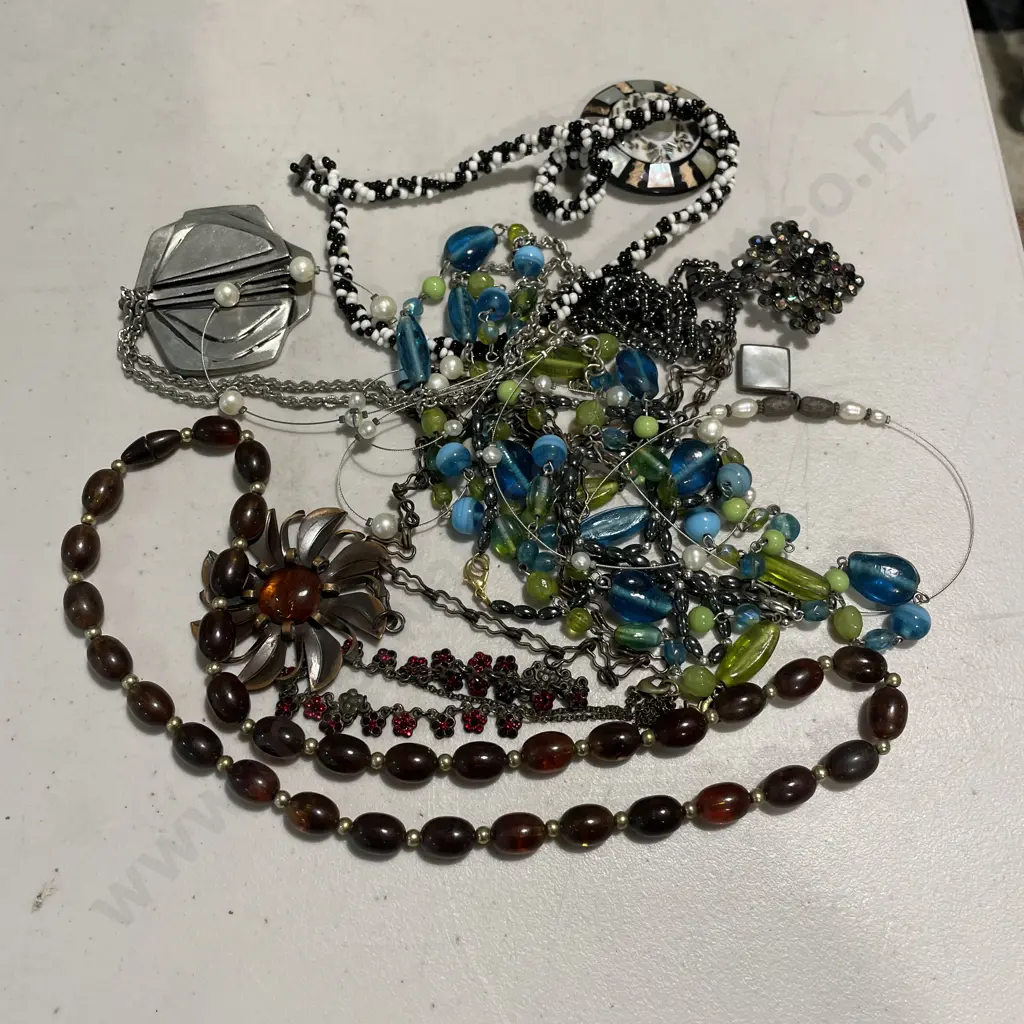 Assorted Vintage and Costume Jewellery Image 1++