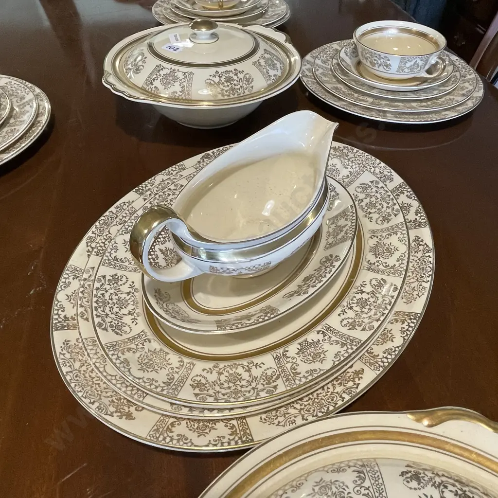 6 Place Johnson Bros "Victorian" gilded pattern dinnerset with Ashets, tureens etc Image 1++