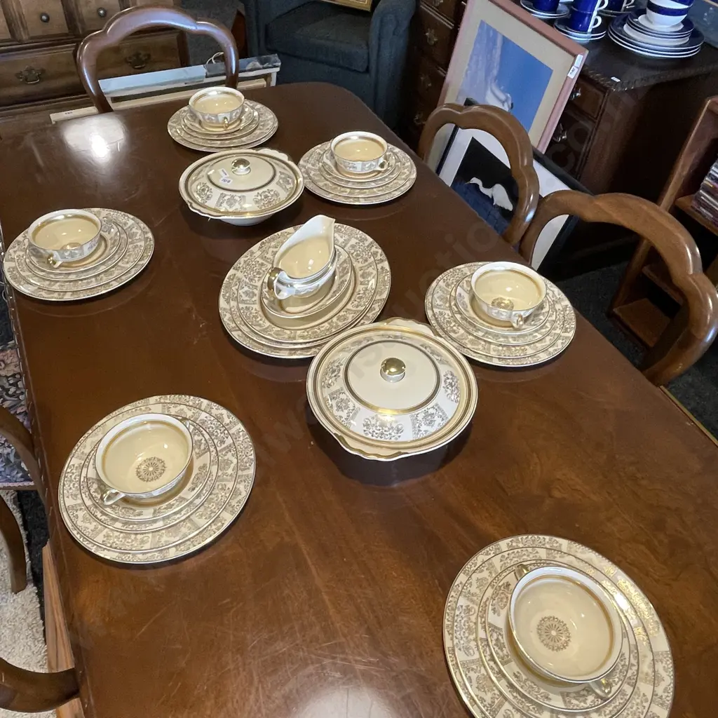 6 Place Johnson Bros "Victorian" gilded pattern dinnerset with Ashets, tureens etc Image 1++