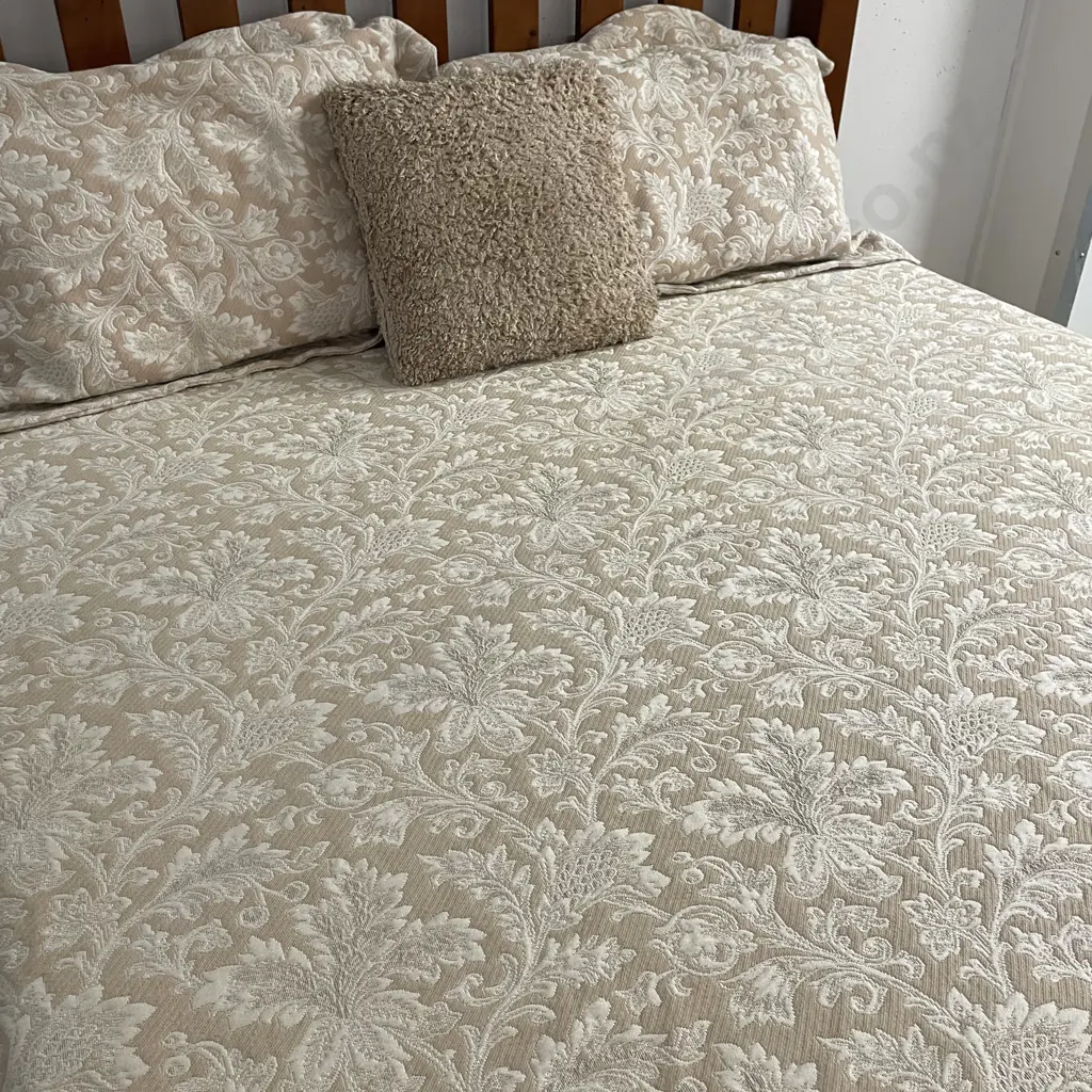 PiuBelle Queen Bed Coverlet, with matching Pillows Image 1++