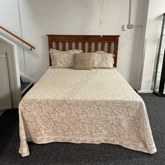 PiuBelle Queen Bed Coverlet, with matching Pillows
