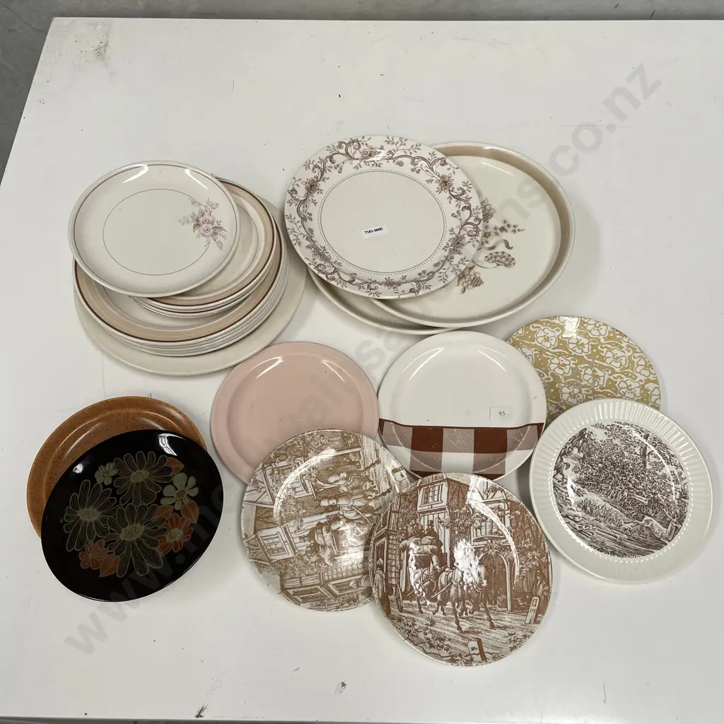 Large Assortment of Crown Lynn Dinnerware Image 1++