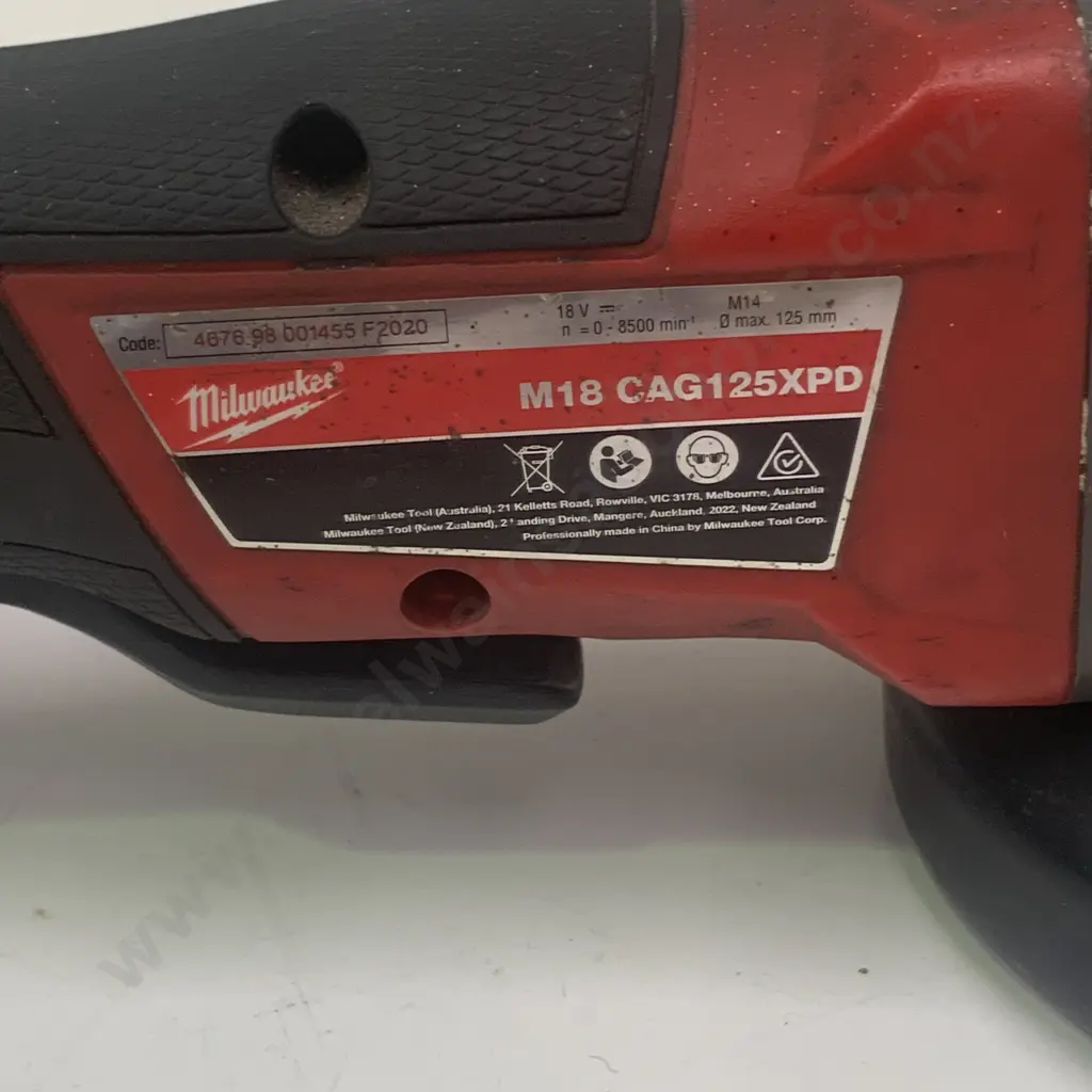 Milwaukee Fuel Brushless Angle Grinder M18 CAG125XPD with 5.0 Red Lithium Ion Battery - working Image 1++