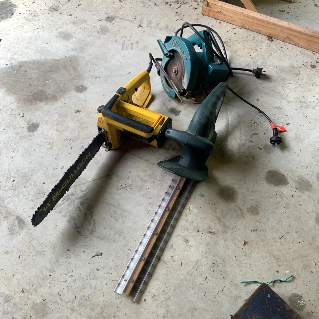 Ozito Hedgetrimmer, Black and Decker Circular Saw and McCulloch 14” Chainsaw Image 1++
