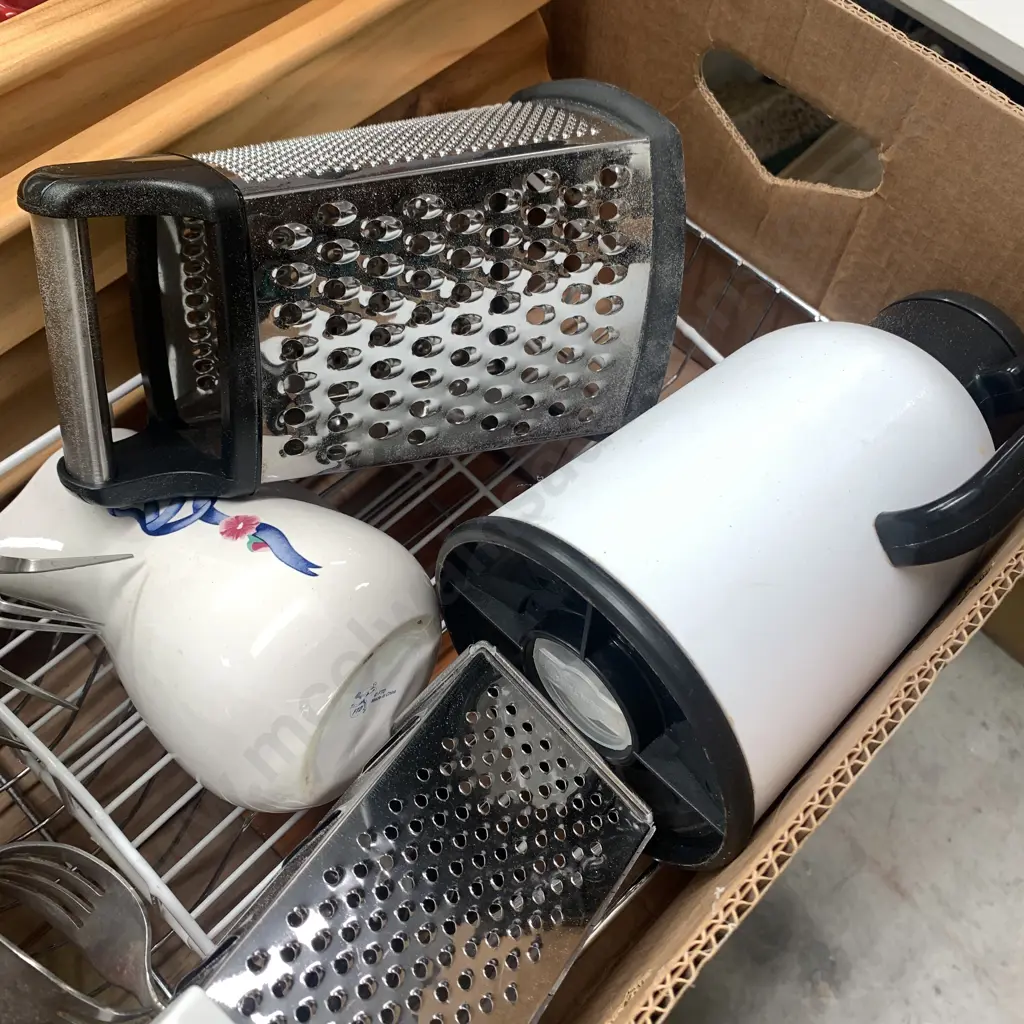 Box of Assorted Kitchen Items Image 1++
