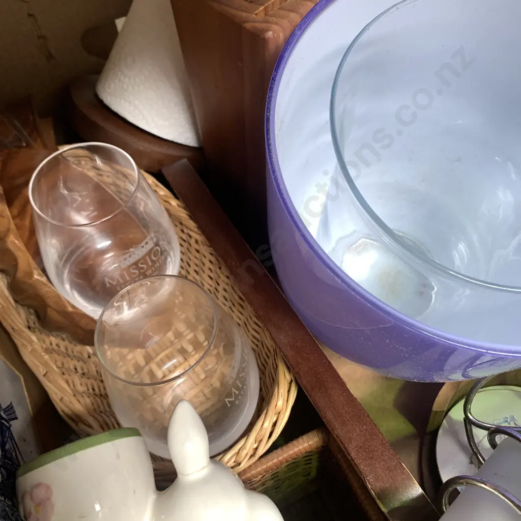 Box of Assorted Kitchen Items Image 1++