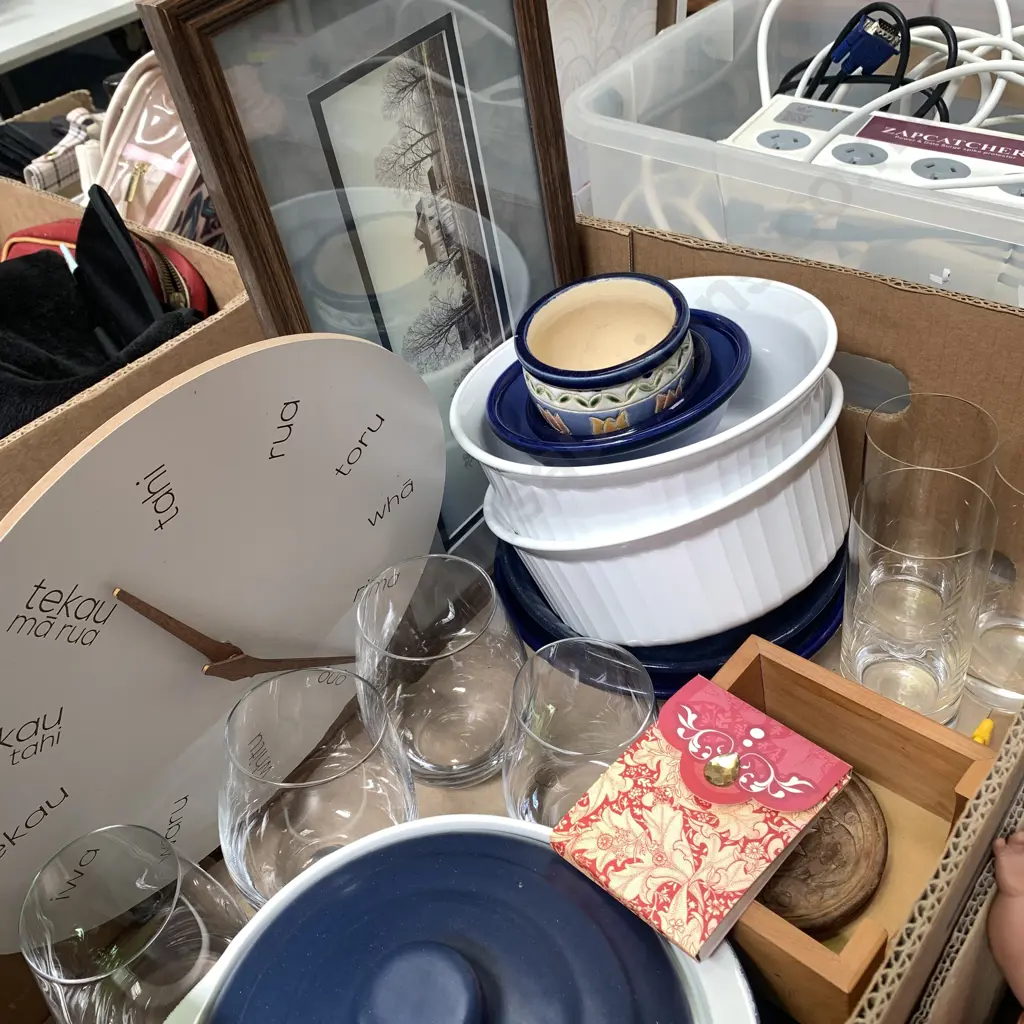 Box of Assorted Kitchen Crockery etc Image 1++