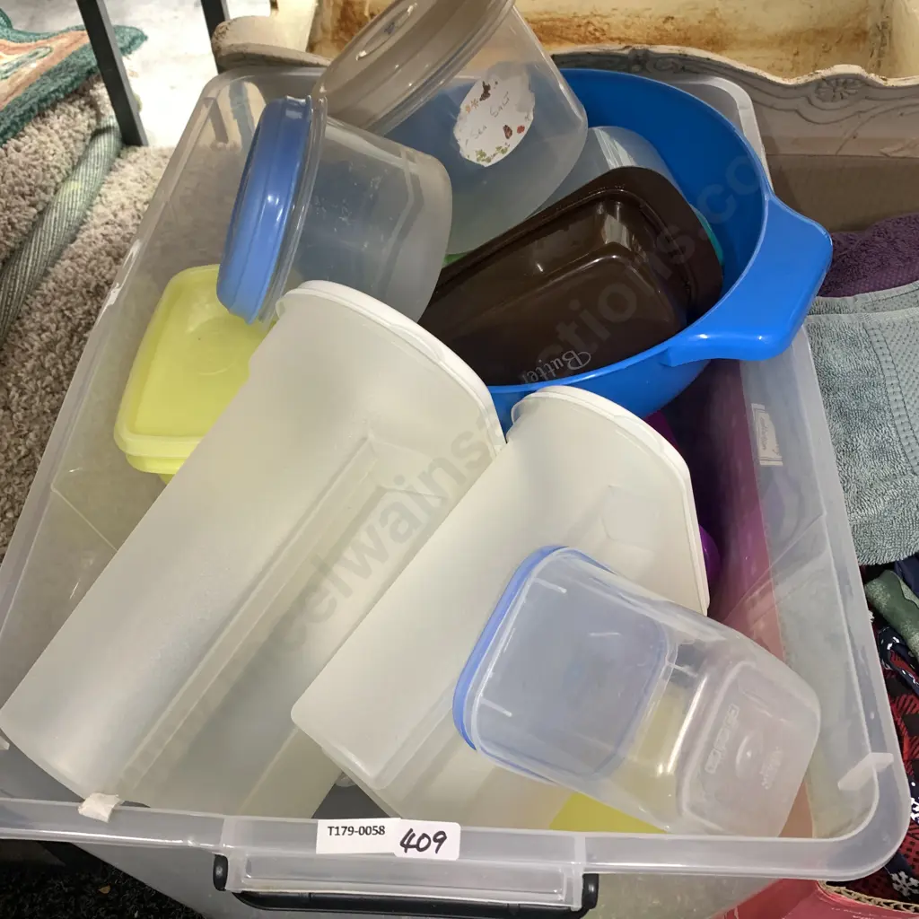 Box lot of Tupperware etc Image 1++