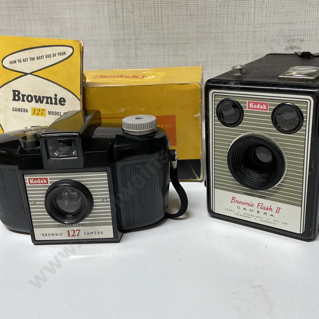 Vintage Kodak Brownie Flash II Camera with Kodak Brownie 127 Camera in box with manual Image 1++