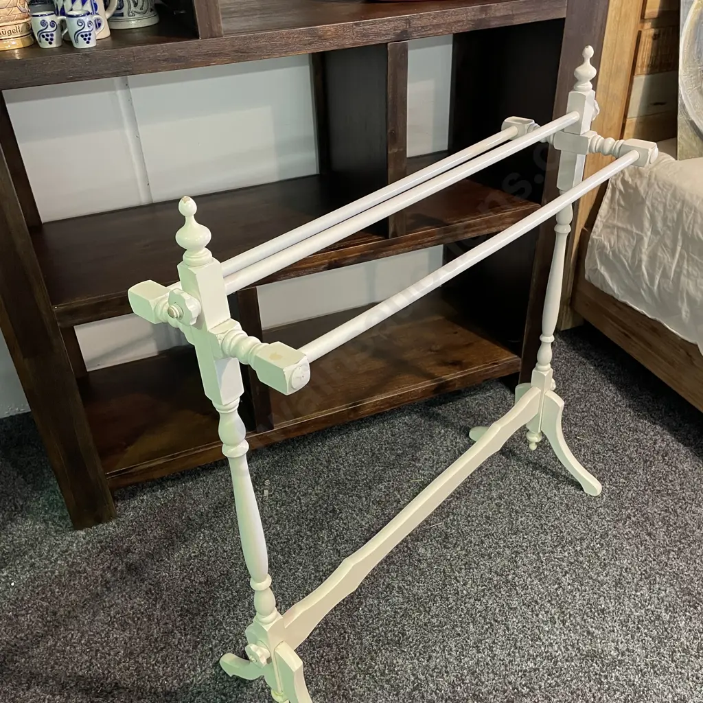 White Painted Towel Rack Image 1++