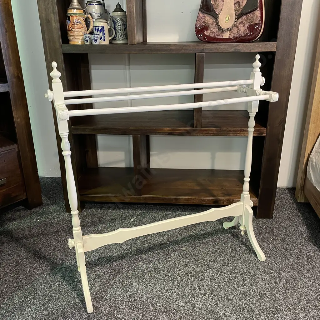 White Painted Towel Rack Image 1++