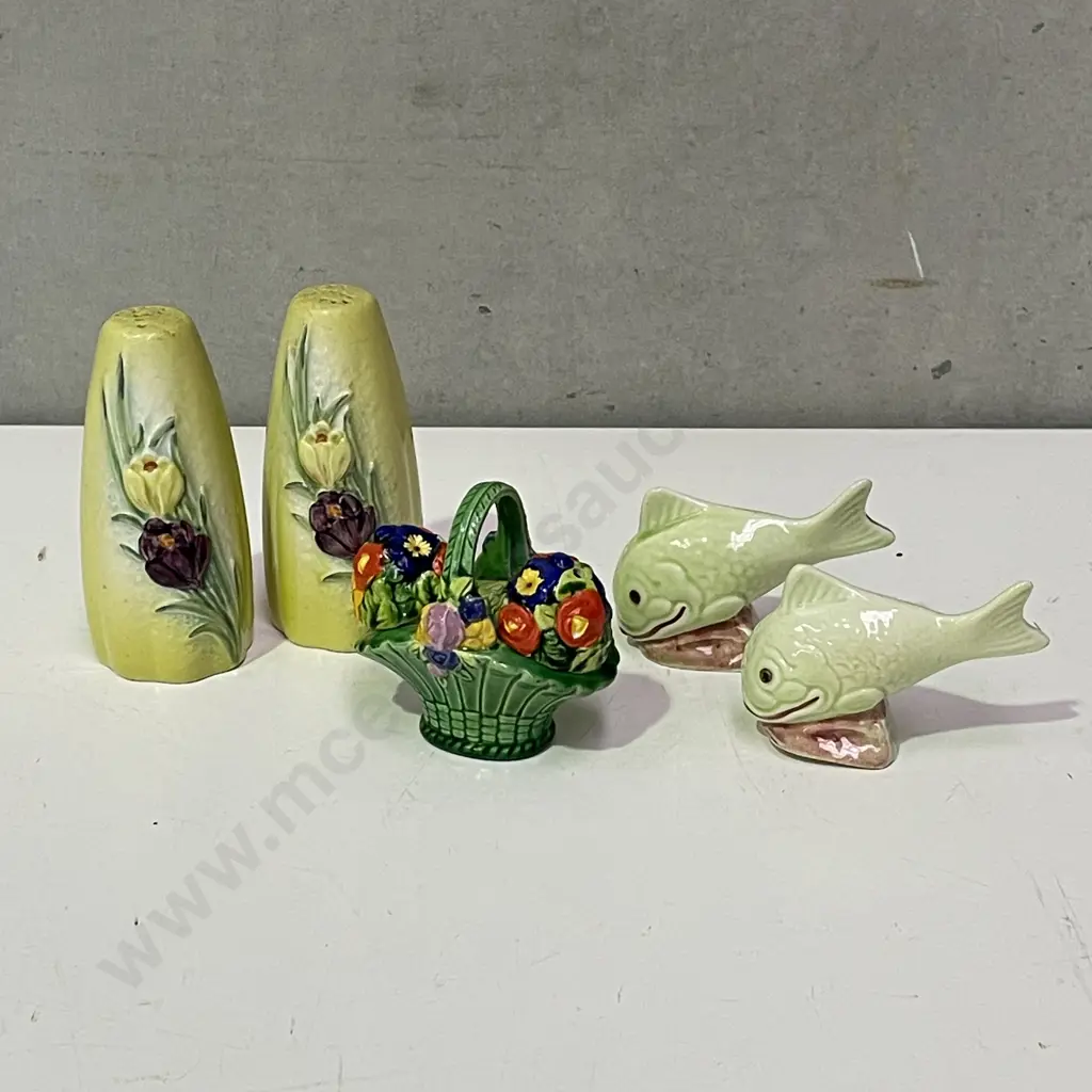 Three Vintage Salt and Pepper Shaker sets Image 1++