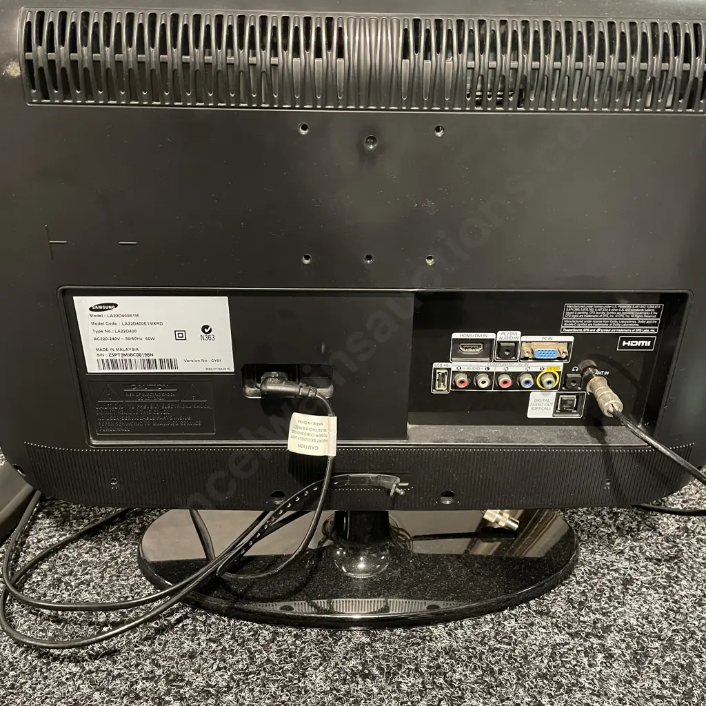 Samsung TV with Remote. Model LA22D400E1MXRD Image 1++