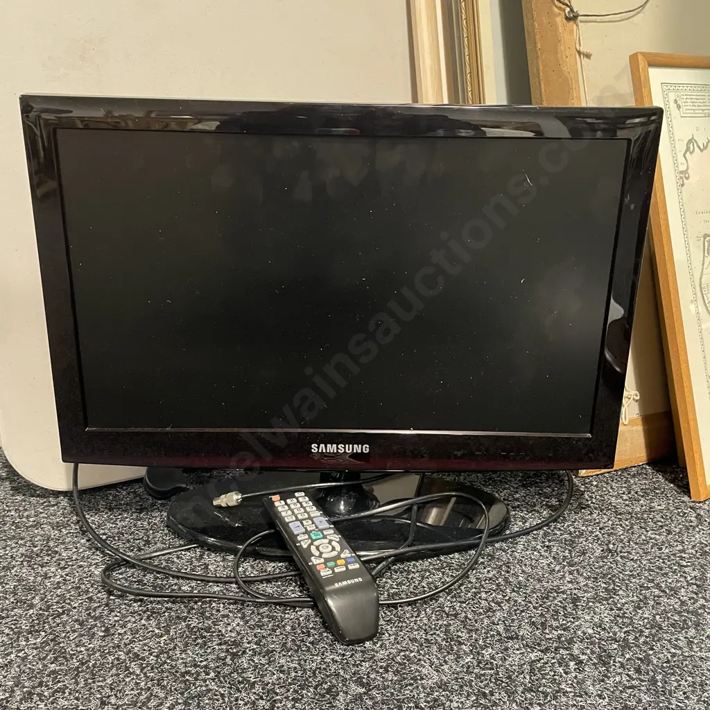 Samsung TV with Remote. Model LA22D400E1MXRD Image 1++