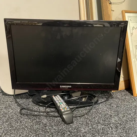 Samsung TV with Remote. Model LA22D400E1MXRD