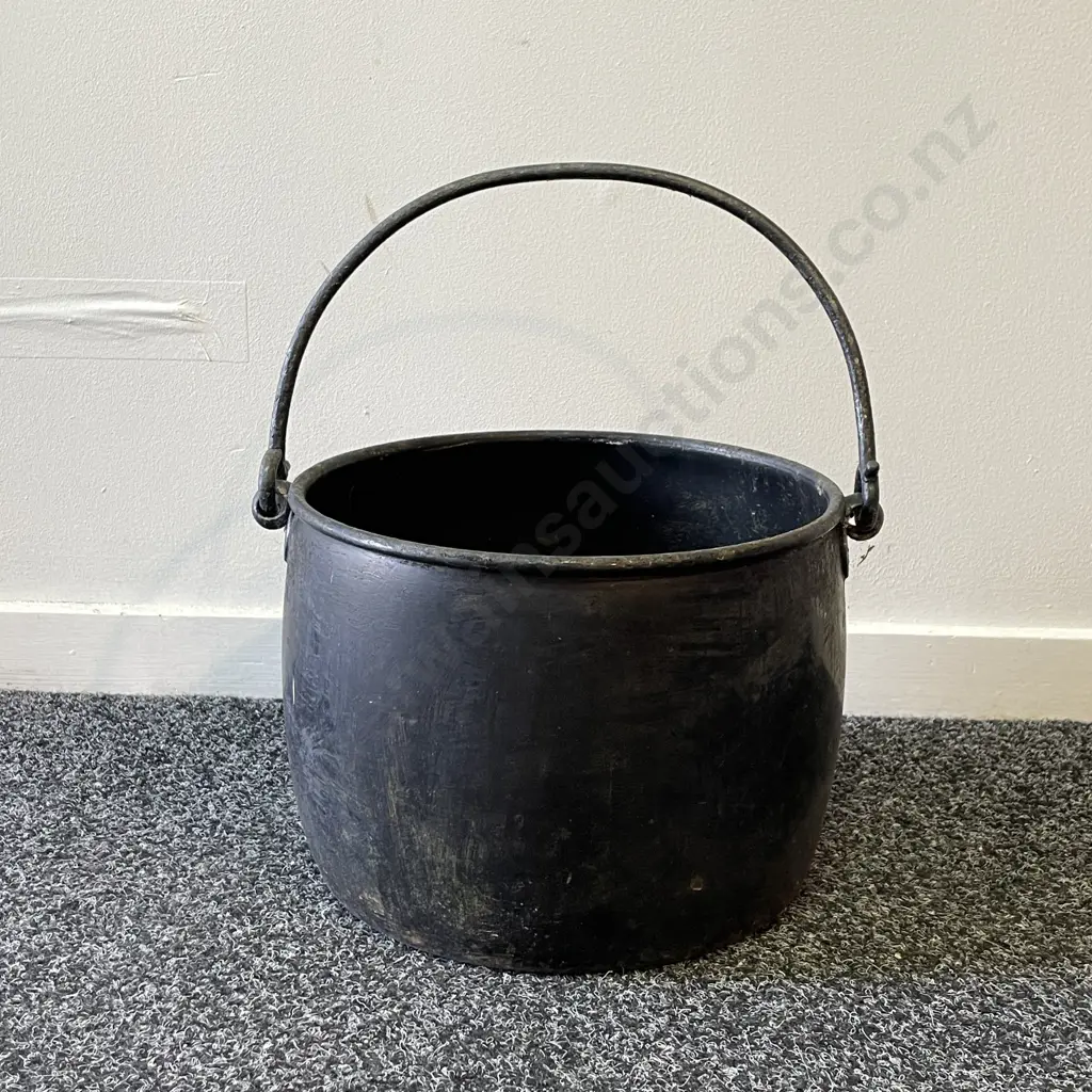 Vintage large Cast Iron Handled Pot. H19cm (not incl handle) Dia26cm (AF to base) Image 1++