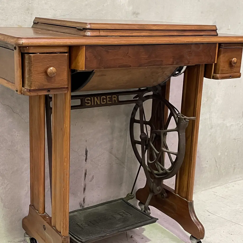 Antique Singer Sewing Table with Original Singer Sewing machine. On Castors, with accessories Image 1++