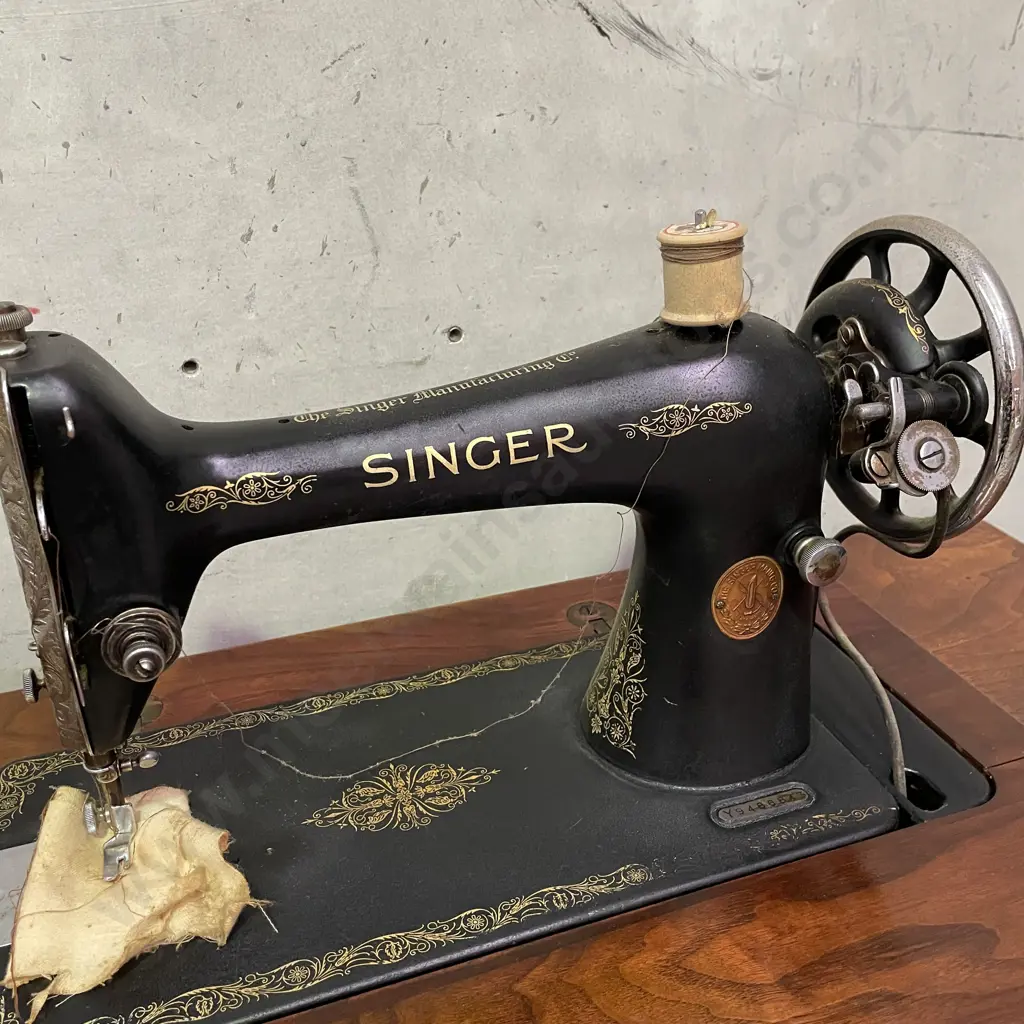 Antique Singer Sewing Table with Original Singer Sewing machine. On Castors, with accessories Image 1++