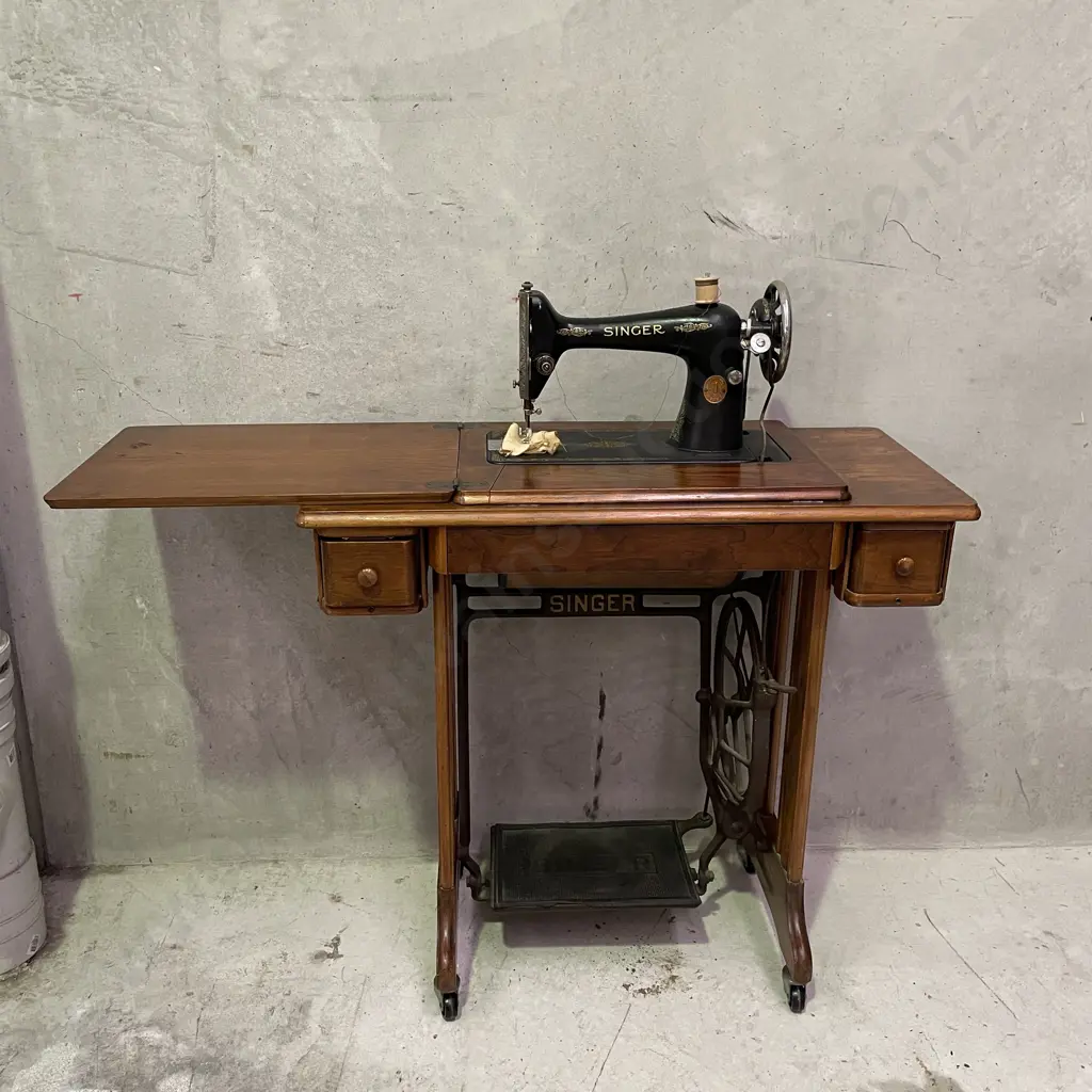 Antique Singer Sewing Table with Original Singer Sewing machine. On Castors, with accessories Image 1++