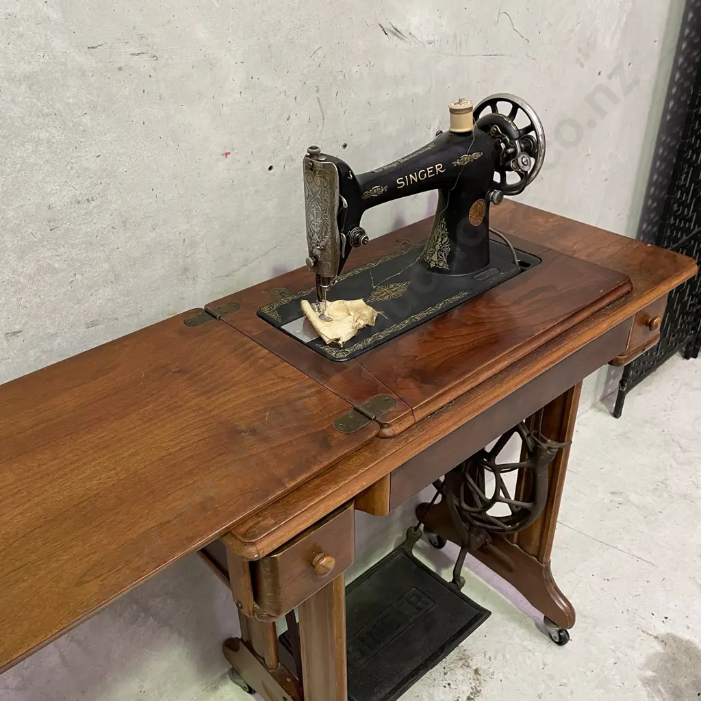 Antique Singer Sewing Table with Original Singer Sewing machine. On Castors, with accessories Image 1++