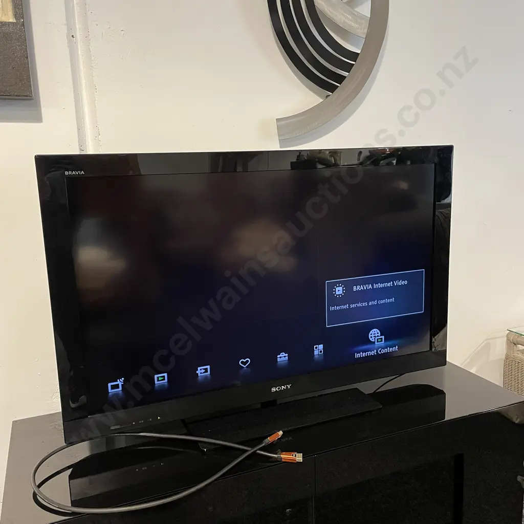 Sony Bravia KDL-40CX520 LCD TV with remote and HDMI Cord great working condition Image 1++