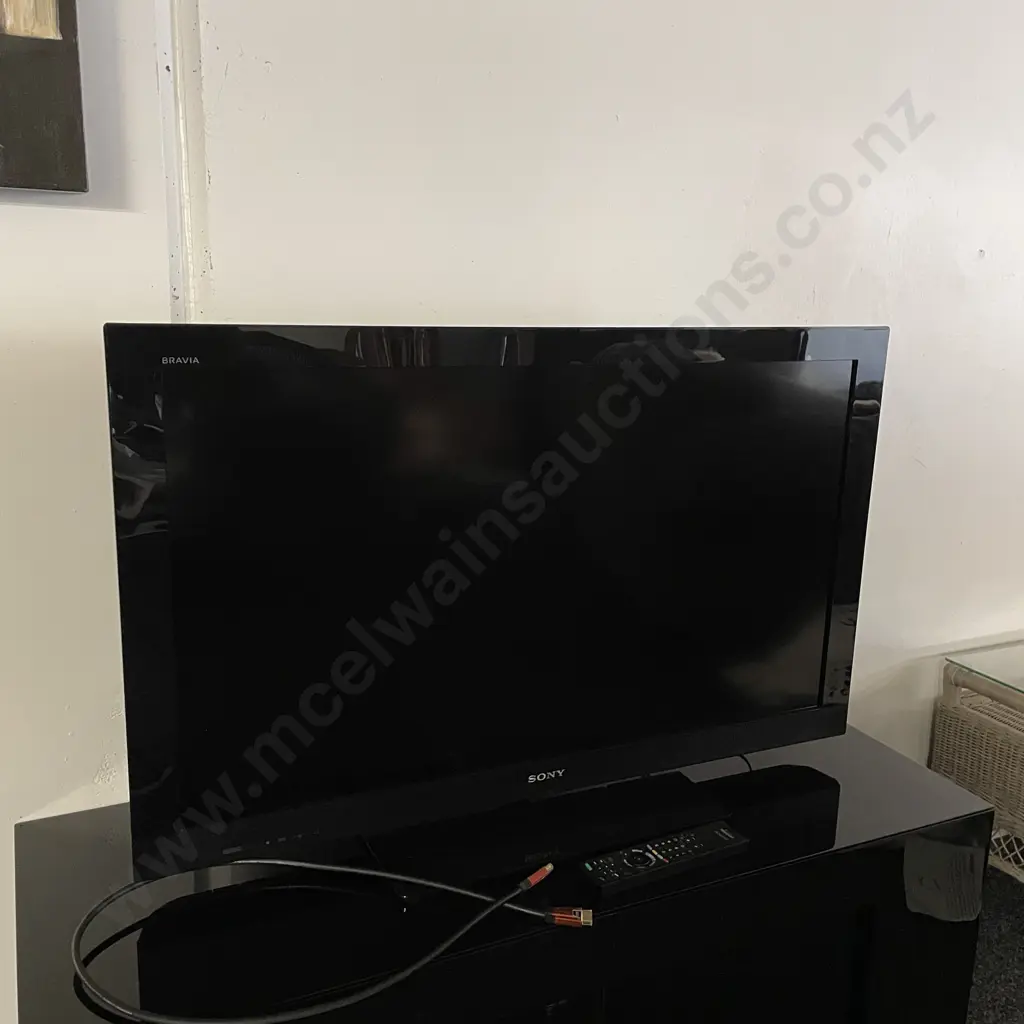 Sony Bravia KDL-40CX520 LCD TV with remote and HDMI Cord great working condition Image 1++