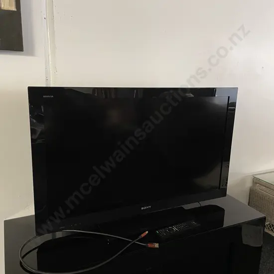 Sony Bravia KDL-40CX520 LCD TV with remote and HDMI Cord great working condition