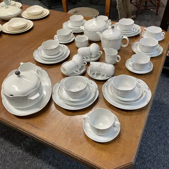 Tirschenreuth Fluer Ondula Dinner and Tea Set. Excellent Condition