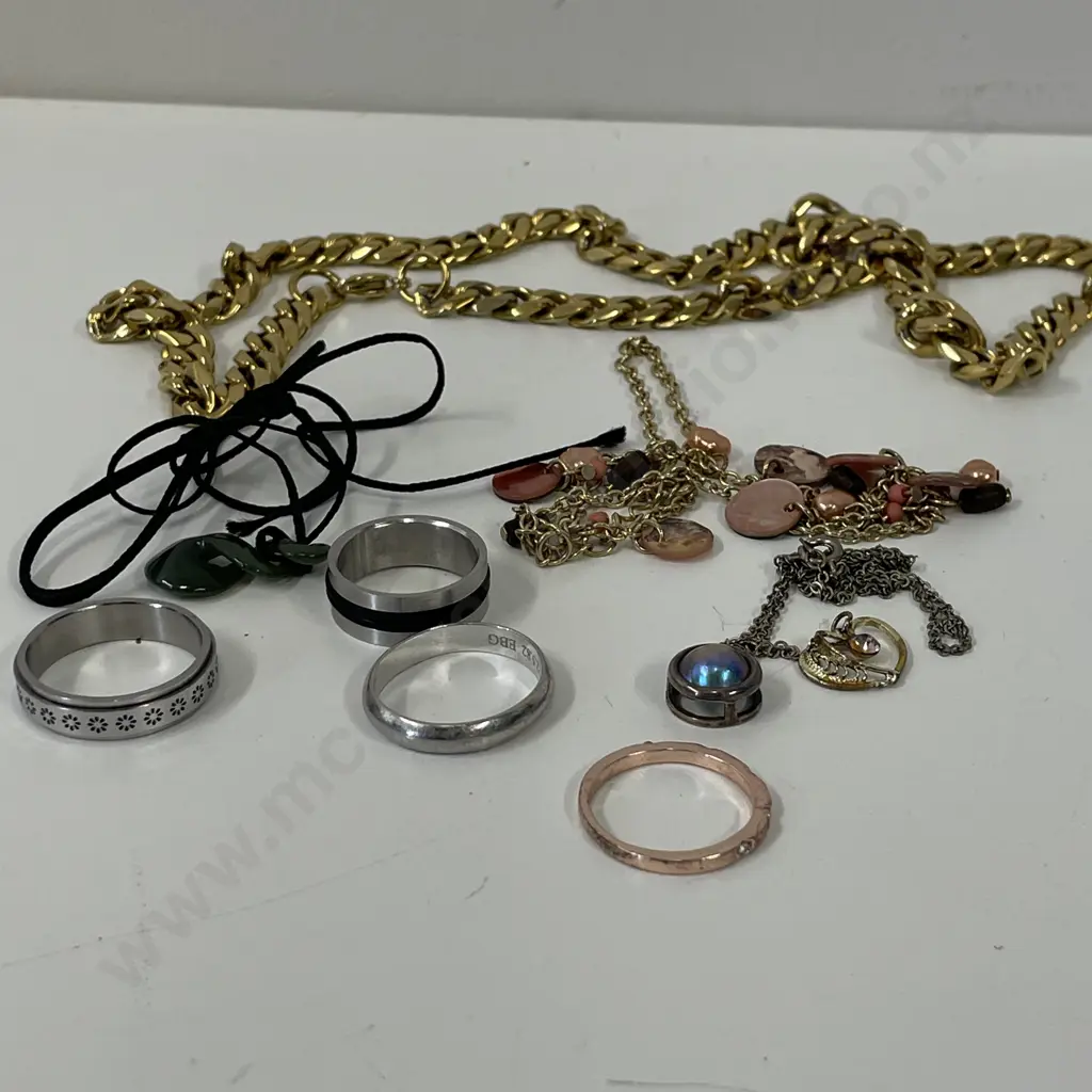 Assorted Jewellery items Image 1++