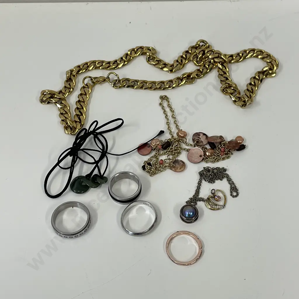 Assorted Jewellery items Image 1++