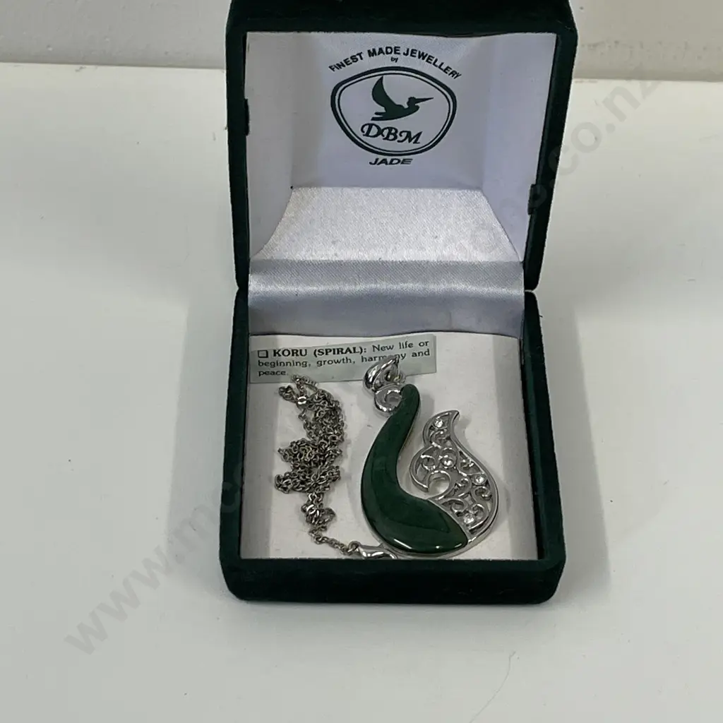Jade and Silver coloured pendant with diamantes on chain Image 1++