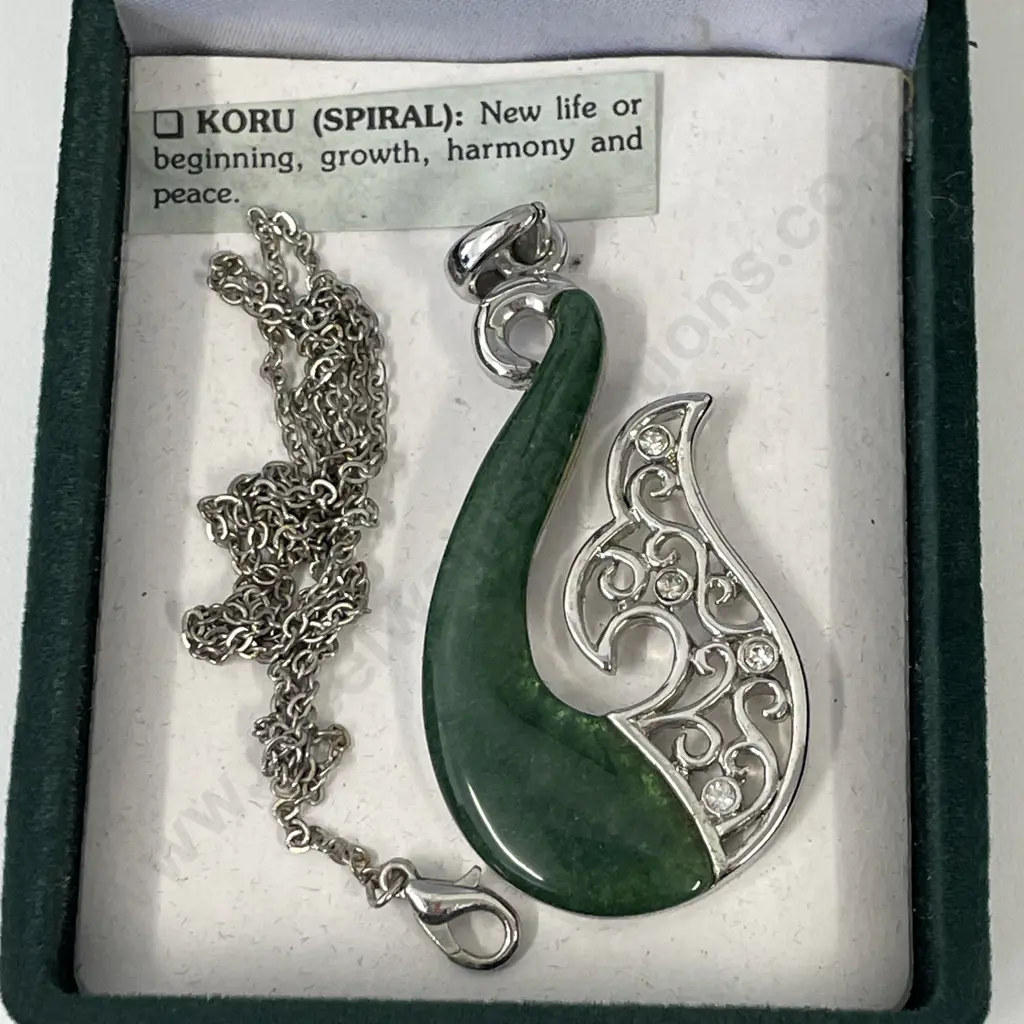 Jade and Silver coloured pendant with diamantes on chain Image 1++