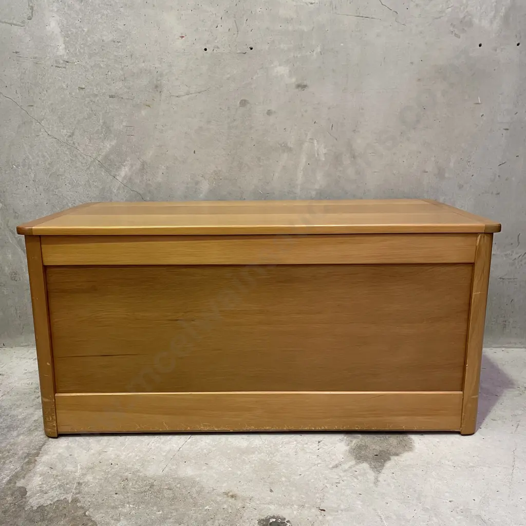 Rimu? Blanket Box with Internal Liftout Tray Image 1++