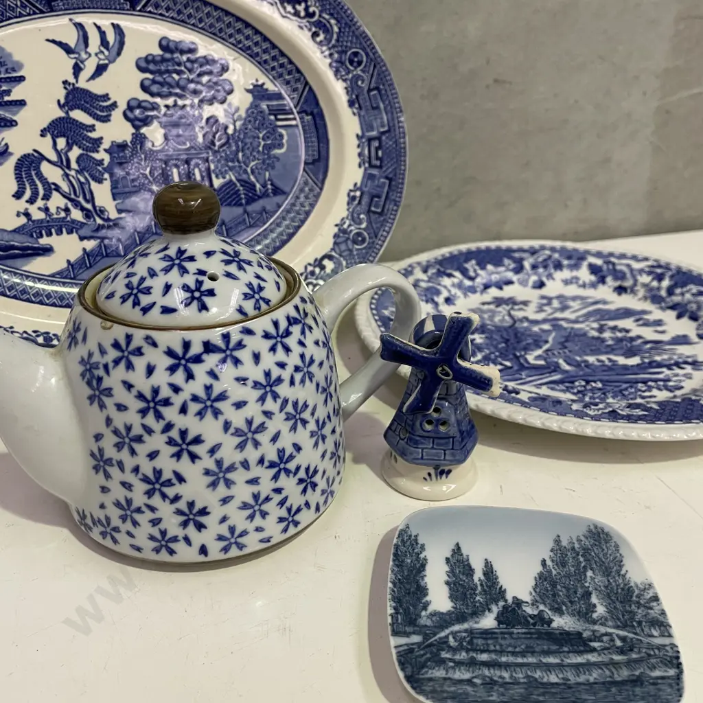 Assortment of Blue and White Porcelain/China items Image 1++