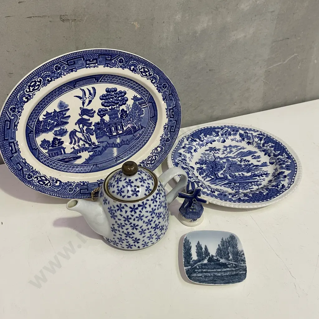 Assortment of Blue and White Porcelain/China items Image 1++