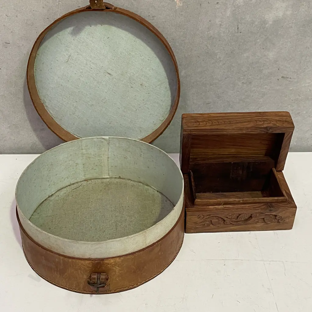 Vintage Leather Gentleman's Vanity Box with carved wooden box Image 1++