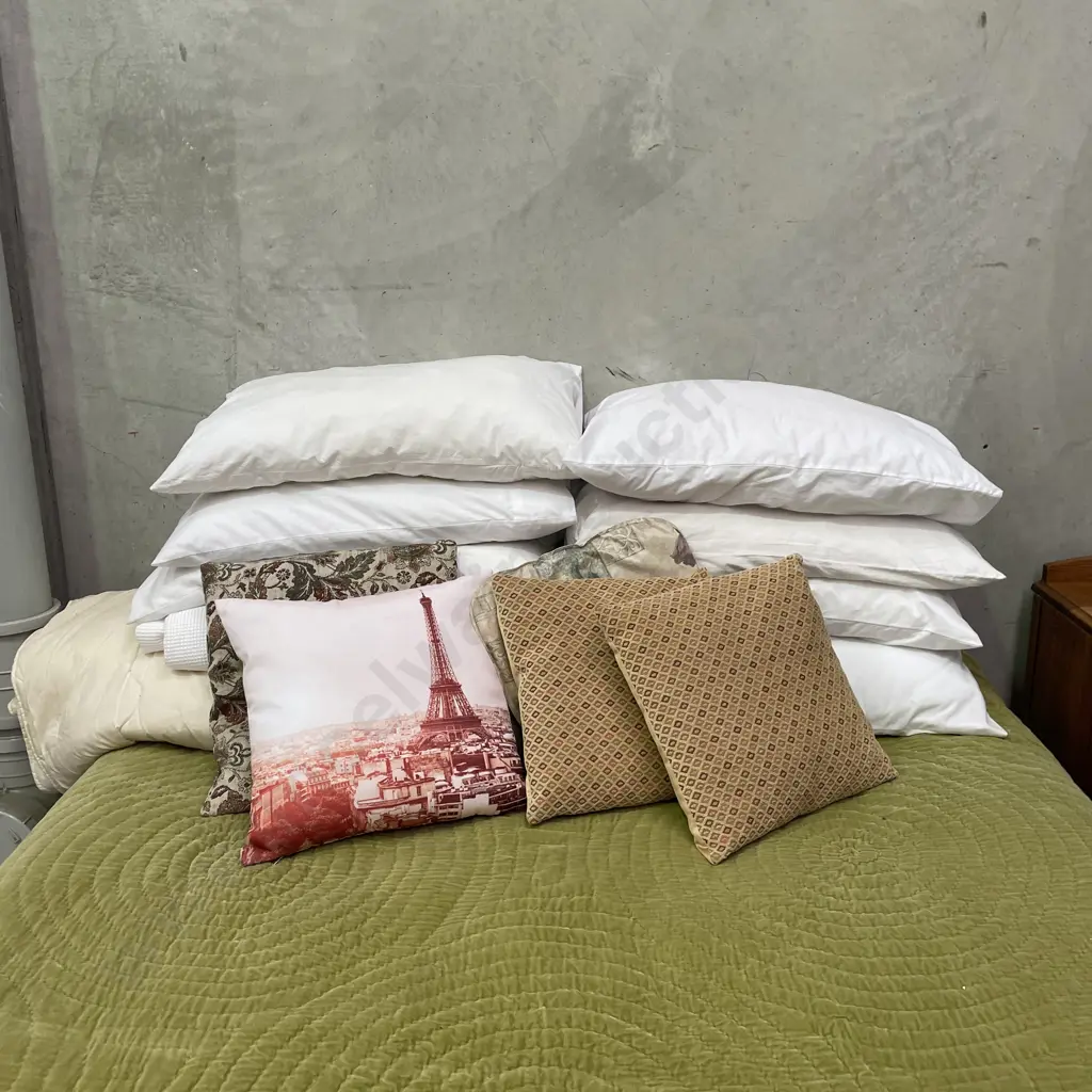 Sleepmaker Magicoil Comfort Ultra Pillow Top Queen Mattress and Bed Base with Linen and Pillows Image 1++