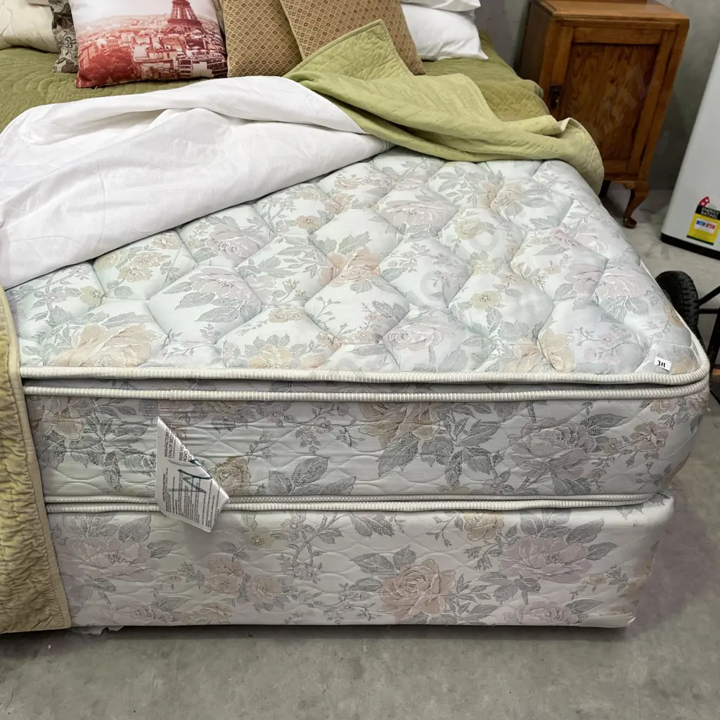Sleepmaker Magicoil Comfort Ultra Pillow Top Queen Mattress and Bed Base with Linen and Pillows Image 1++