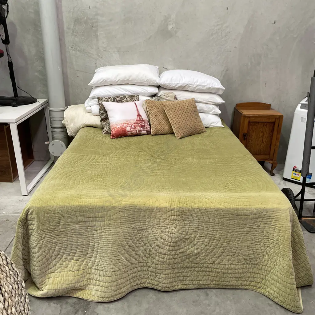 Sleepmaker Magicoil Comfort Ultra Pillow Top Queen Mattress and Bed Base with Linen and Pillows Image 1++