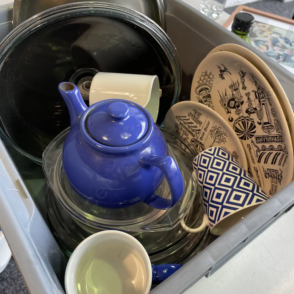 Assorted Kitchen Items Image 1++