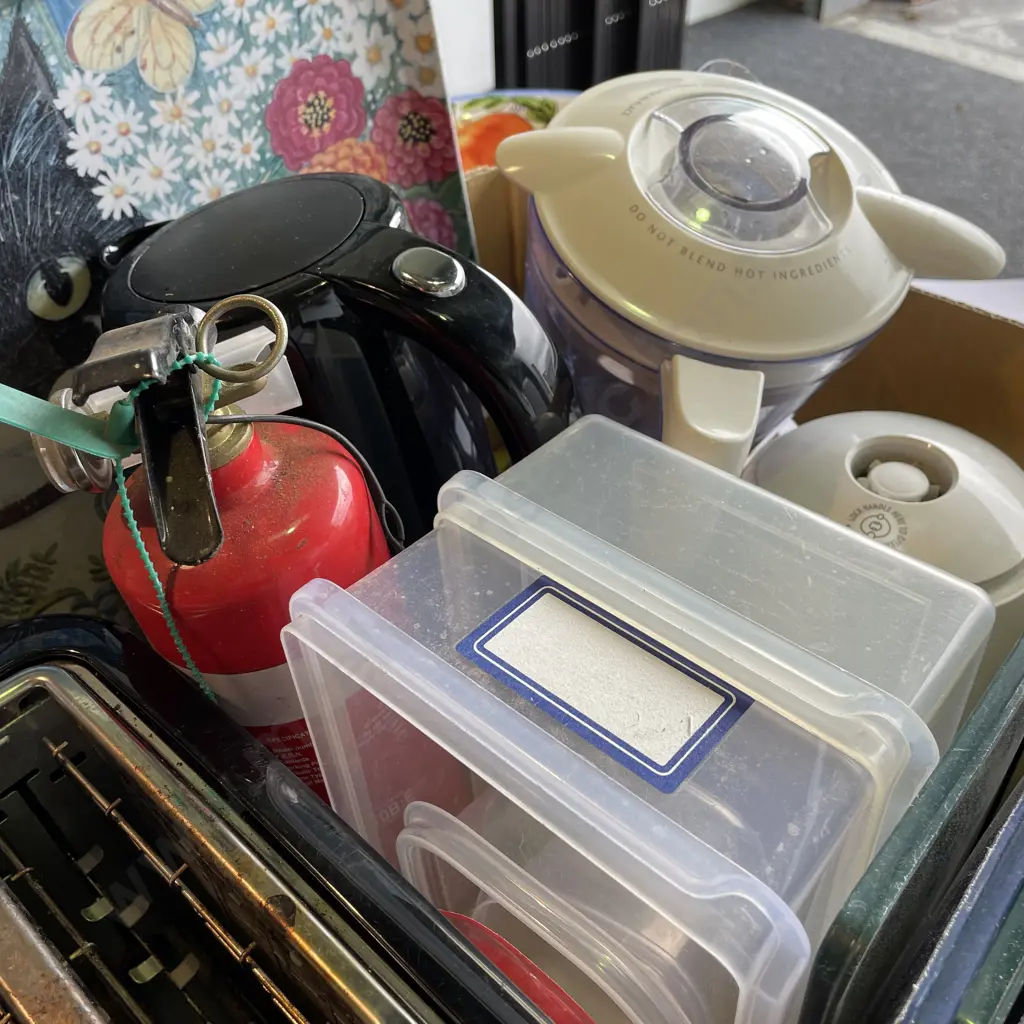 Box of Assorted Kitchen Appliances incl Sunbean Multi-blender, Breville Toaster etc Image 1++