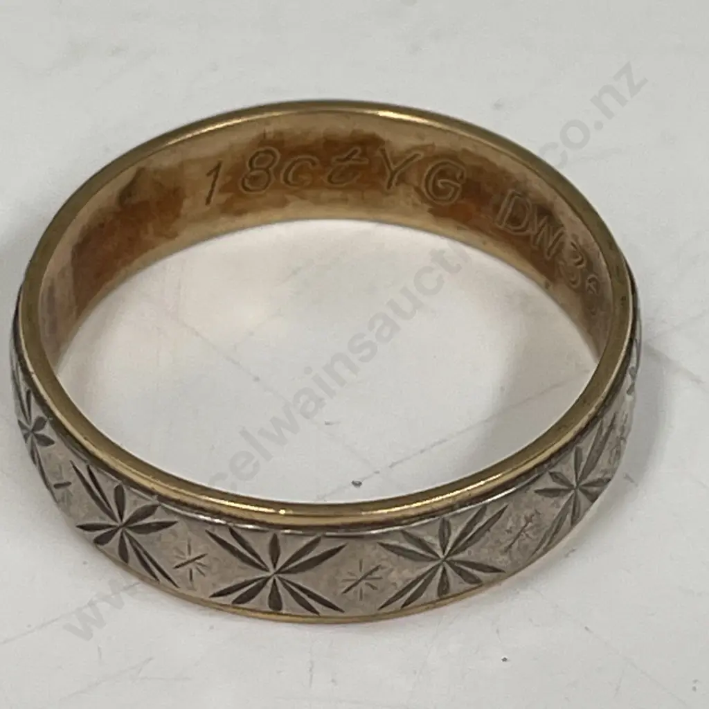 Vintage 18ct Gold Wedding Band Image 1++