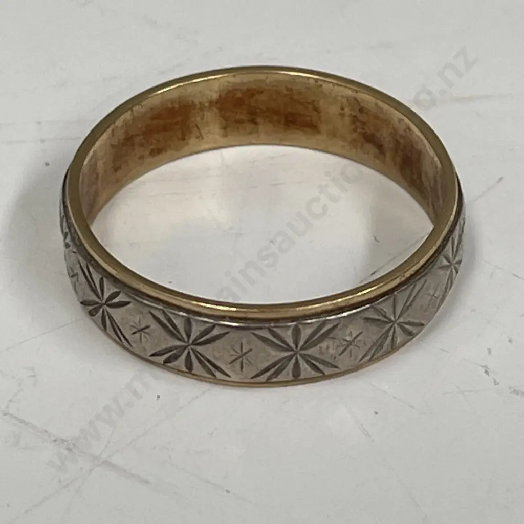 Vintage 18ct Gold Wedding Band Image 1++