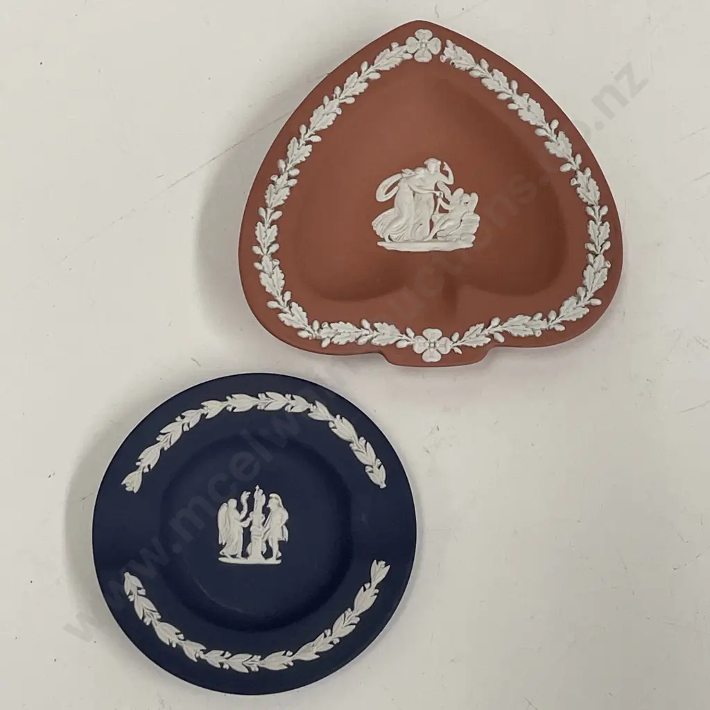 Wedgwood Terracotta Jasperware dish with Portland Blue Ashtray Image 1++